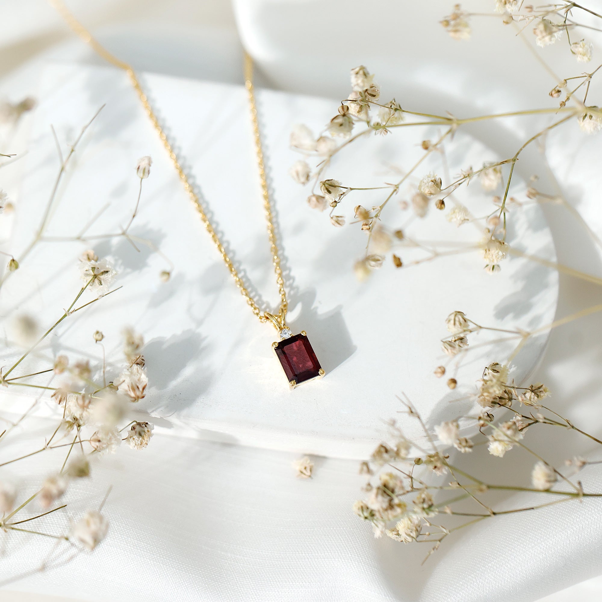 2 Karat Smaragdschliff Rhodolith Solitär Halskette mit Labor-Diamant