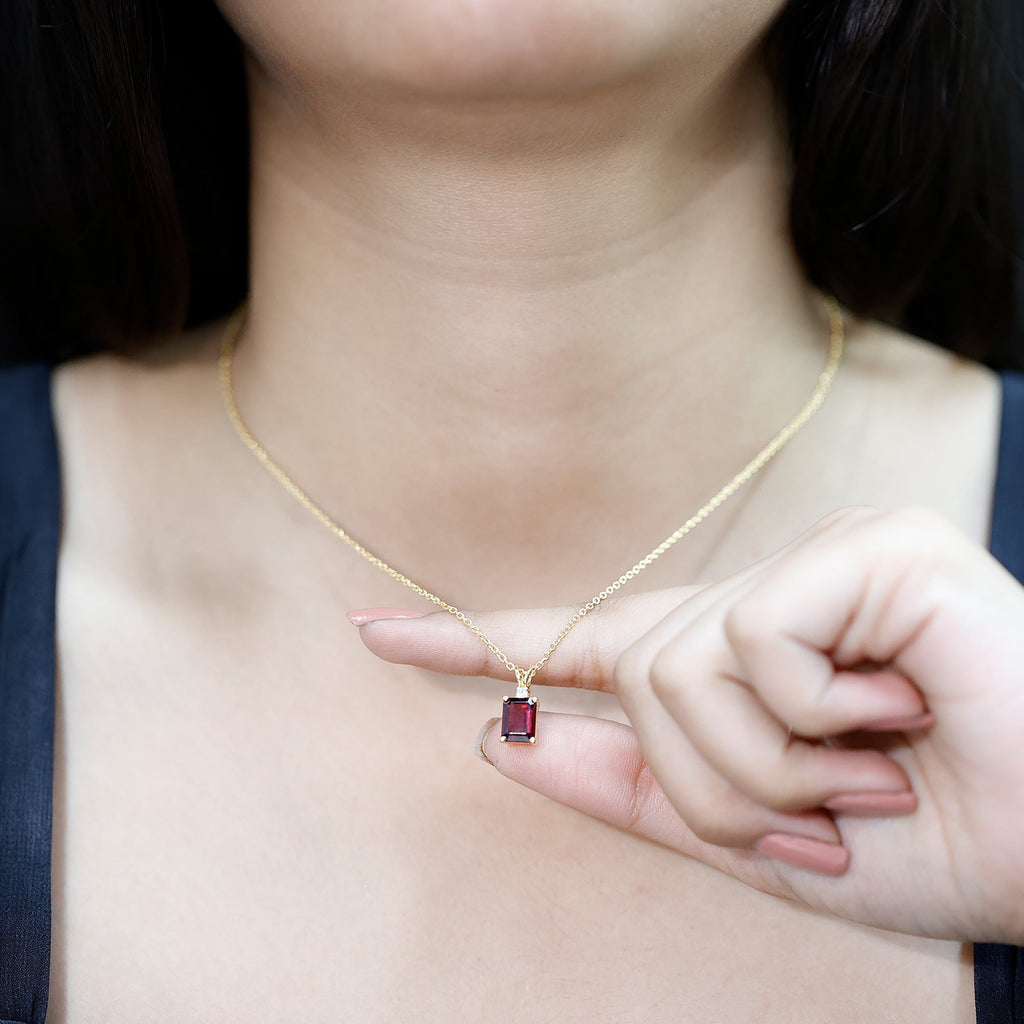 2 Karat Smaragdschliff Rhodolith Solitär Halskette mit Labor-Diamant